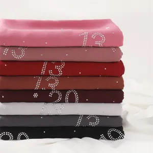 Sciarpa hijab in chiffon con numeri in strass, elegante scialle lungo leggero in vari colori.