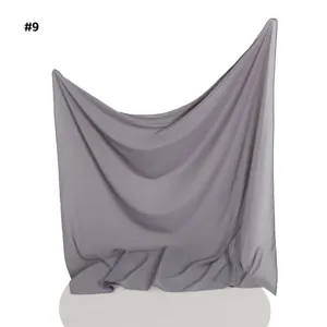 Detailansicht des grauen Chiffon-Quadrat-Tuchs mit eleganter Strass-Schleife und Perlen.