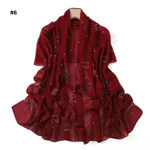 Sciarpa in chiffon rosso elegante con numeri in strass lucidi design leggero per donna alla moda