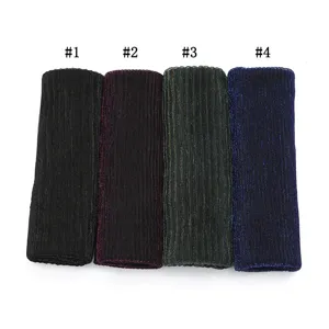 Vue détaillée d'un foulard plissé métallique brillant, texture ultra-fine et scintillante.