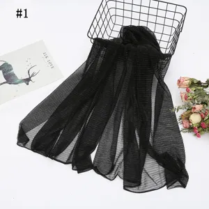 Écharpe métallique plissée transparente noire légère enveloppement froissé accessoire élégant.
