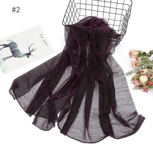 Vue détaillée du foulard plissé métallique ultra-fin montrant une texture délicate.