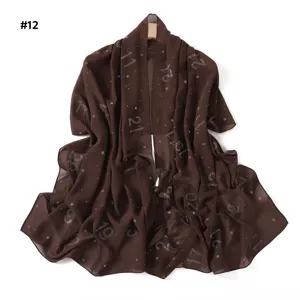 Sciarpa in chiffon marrone scuro con numeri in strass, scialle leggero e traspirante.