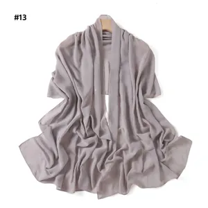Vista dettagliata della sciarpa in chiffon grigio-viola con strass e scialle leggero e comodo.