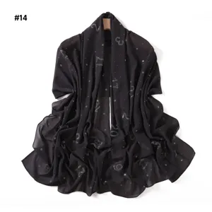 Vista dettagliata della sciarpa in chiffon nero con strass, scialle leggero e traspirante.