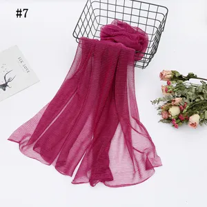 Foulard plissé métallique ultra-fin, accessoire léger rose fuchsia pour la tête.