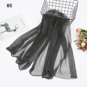 Vue detaillee du foulard en maille plissee metallique ultra fine en gris fonce elegant.