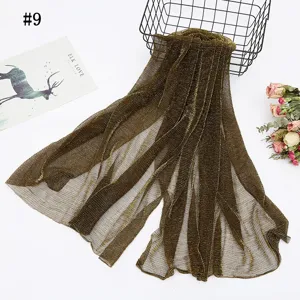 Gros plan sur le foulard froissé métallique ultra-fin, montrant texture et éclat.