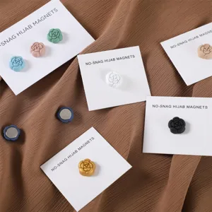 Detailopname van kleurrijke camelia bloem magnetische hijab speldjes op mooie displaykaartjes.