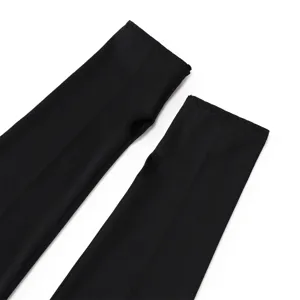 Manchettes de protection solaire noires vue de detail, tissu elastique avec pouce.