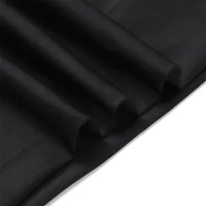 Gros plan sur le tissu élastique noir, montrant une texture lisse et extensible.