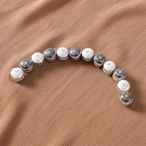 Fibbia magnetica rotonda per sciarpa con motivo di tulipano nero e bianco, accessorio elegante.