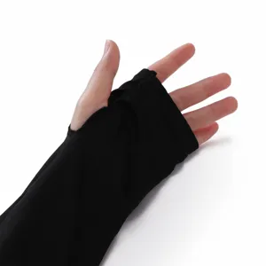 Détail de manche de protection solaire noire avec tissu extensible et trou pour le pouce.