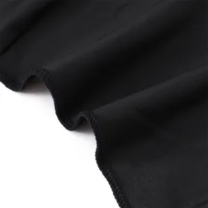 Vue détaillée du tissu élastique en polyester noir montrant texture lisse et fine couture.