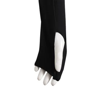 Vue rapprochée du détail de la manche en tissu élastique noir avec trou pour le pouce, studio pro.