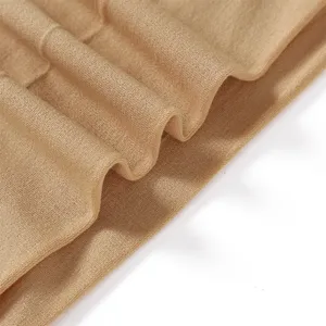 Gros plan sur le détail du tissu tricoté doux et respirant pour manche en couleur kaki clair.