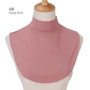 Vista di dettaglio che mostra il colletto finto a collo alto in modal per donna.