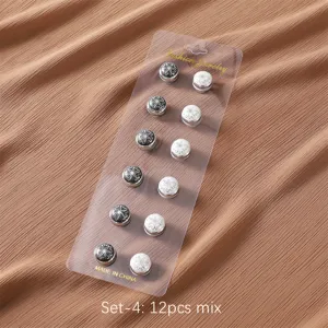 Vista dettagliata di clip magnetiche per sciarpa, set da 12 pezzi con motivo floreale.