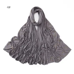 Detail van grijze gemerceriseerde katoenen hijab sjaal, elegante strass-steentjes, zacht.