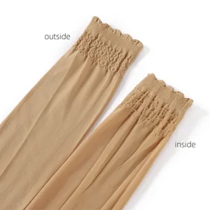 Gros plan des manches de protection solaire unies montrant les poignets et la texture.
