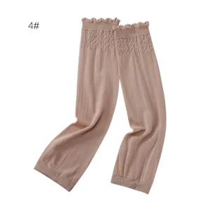 Vue détaillée des manchons de glace anti-uv d'été pour femmes avec de jolis motifs en tricot cœur.