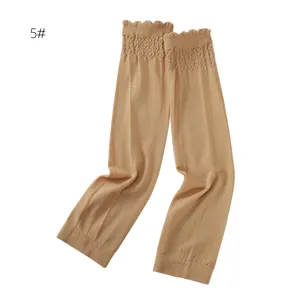Vue rapprochée de manchons de protection solaire unicolores pour femmes avec volants en dentelle.
