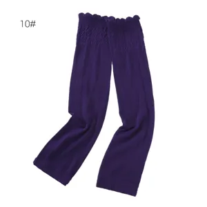 Manchettes en tricot violet avec bord volanté, douces et confortables au quotidien.