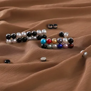 Bunte runde Perlen Magnet Schal Clips Detailansicht, perfekt für Damen Hijab und Tuch.