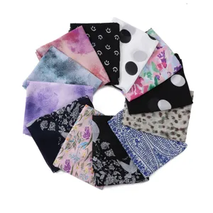 Vista dettagliata di sciarpe stampate in chiffon di perla con vari motivi floreali.