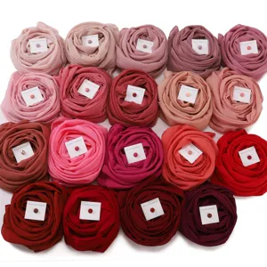 Detailansicht farbiger Chiffon-Hijabs wie Rosen gerollt mit Magnetnadeln für Damen.