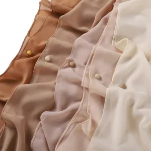 Hochwertiger Chiffon Langschal mit starken Magnetknöpfen, einfarbige Damenhidschab Detail.