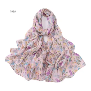 Dettaglio sciarpa chiffon rosa, foulard stampa floreale leggero, lunga stola elegante.