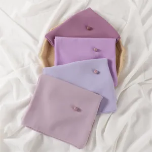 Einfarbiges Perl-Chiffon Hijab Schal Set mit Magnetnadeln in eleganten Lilatönen.