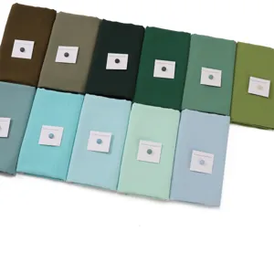 Detailansicht farbiger Chiffon-Hijabs mit Magnetnadeln in verschiedenen Grün- und Blautönen.