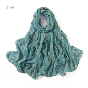 Dettaglio sciarpa in chiffon floreale blu, foulard leggero ed elegante, stampa vintage morbida.