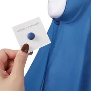 Nahaufnahme Detail von starken Hijab Magneten auf Displaykarte mit blauem Chiffon Schal.