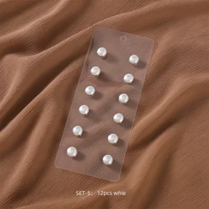 Nahaufnahme von zwölf eleganten weißen Perlen Magnet Schalschnallen und Manschettenknöpfen.