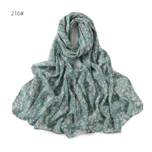 Primo piano sui dettagli della sciarpa in chiffon floreale vintage con una trama molto fine.