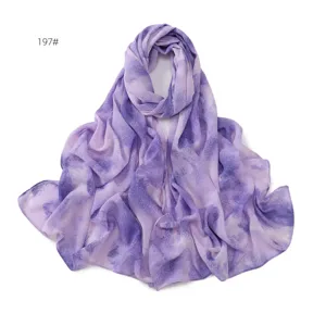 Vista di dettaglio della sciarpa in chiffon viola sfumato, consistenza leggera, hijab elegante.