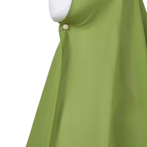 Nahaufnahme Detail der grünen Chiffon Hijab Stofftextur und Knopf auf der weißen Puppe.