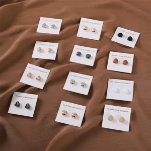 Set van verschillende metalen hijab magneten, vierkante en driehoekige pins voor sjaals.