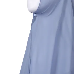 Nahaufnahme des hellblauen Chiffon Hijab Schals mit Knopfverschluss auf weißer Schaufensterpuppe.