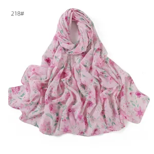 Splendido dettaglio di foulard hijab in chiffon floreale rosa, trama morbida e raffinata.
