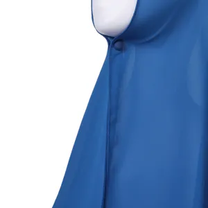 Blaues Chiffon-Hijab Detail Close-up, einfarbiges Kopftuch mit Magnetschnalle, Damen-Accessoire.