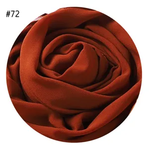 Detailansicht des einfarbigen Blase Chiffon Hijab Schals mit eleganter rostroter Stofftextur.