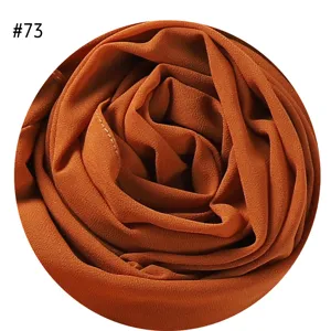 Einfarbiges Chiffon-Hijab-Detail, gerollter Schalstoff-Farbmuster in Rostorange Nr. 73.