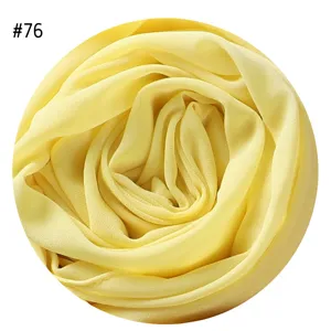 Hellgelber Chiffon-Bubbleschal Detailbild, hochwertiger einfarbiger Hijab-Stoff.