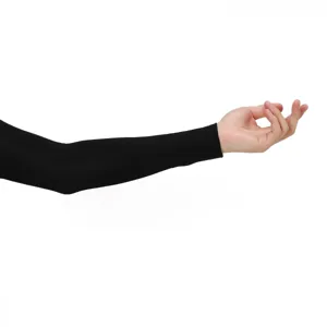 Vue détaillée de manchons de protection solaire noirs, tissu doux et élastique pour le sport.