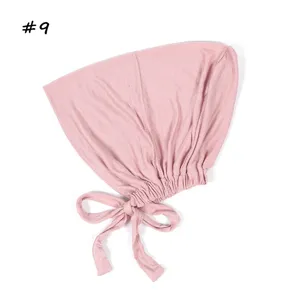 Modal zachte ademende elastische strikmuts effen kleur hoofddeksel detailweergave.