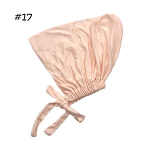 Modal ondercap detailweergave, zachte ademende effen bonnetmuts met verstelbare bandjes en comfort.